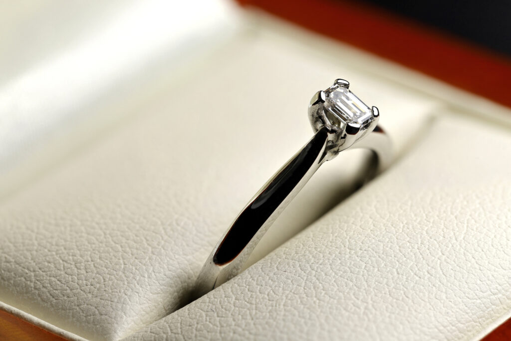 Tips for Finding Wedding Bands that best go with emerald cut