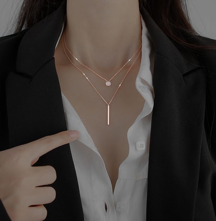 How to wear a necklace with a suit for men and women